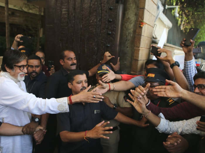 Amitabh Bachchan Birthday celebration: परिवार और फैंस संग बिग-बी ने ऐसे सेलीब्रेट किया अपना जन्मदिन