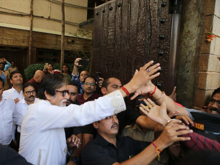 Amitabh Bachchan Birthday celebration: परिवार और फैंस संग बिग-बी ने ऐसे सेलीब्रेट किया अपना जन्मदिन