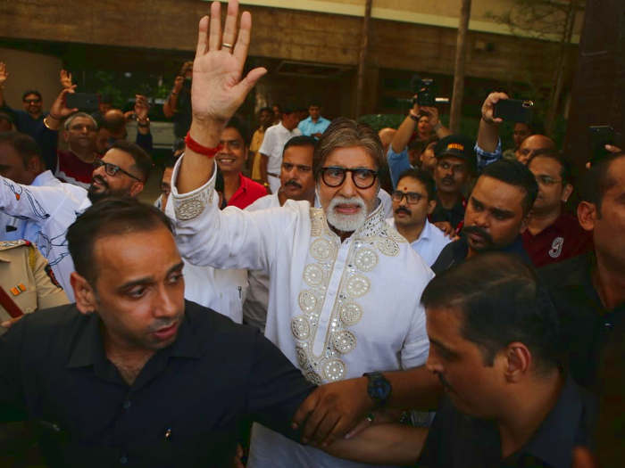 Amitabh Bachchan Birthday celebration: परिवार और फैंस संग बिग-बी ने ऐसे सेलीब्रेट किया अपना जन्मदिन