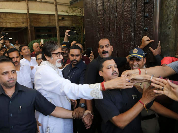 Amitabh Bachchan Birthday celebration: परिवार और फैंस संग बिग-बी ने ऐसे सेलीब्रेट किया अपना जन्मदिन