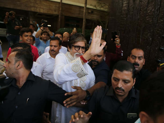 Amitabh Bachchan Birthday celebration: परिवार और फैंस संग बिग-बी ने ऐसे सेलीब्रेट किया अपना जन्मदिन