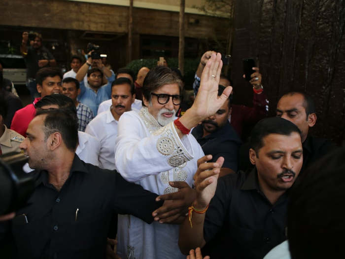Amitabh Bachchan Birthday celebration: परिवार और फैंस संग बिग-बी ने ऐसे सेलीब्रेट किया अपना जन्मदिन
