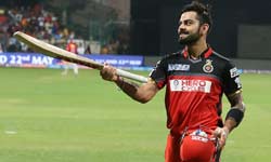 Virat Kohli gives his award away to a fan after Royal Challengers Bangalore end IPL 2017 campaign Virat Kohli gives his award away to a fan after Royal Challengers Bangalore end IPL 2017 campaign