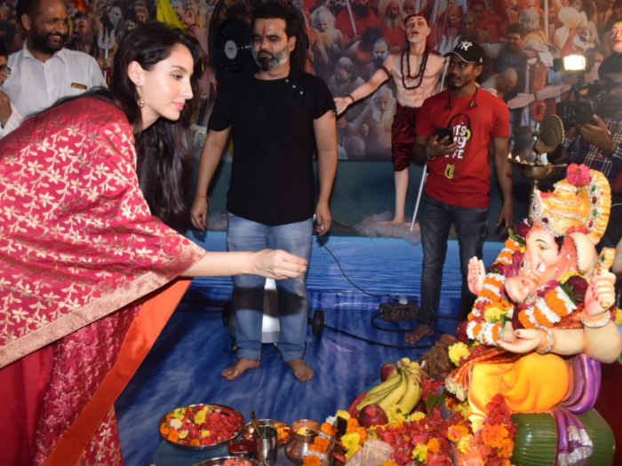 Ganpati Visarjan से पहले बप्पा के दर्शन करने पहुंचीं नोरा फतेही, देखें तस्वीरें
