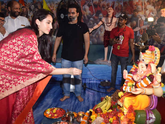 Ganpati Visarjan से पहले बप्पा के दर्शन करने पहुंचीं नोरा फतेही, देखें तस्वीरें