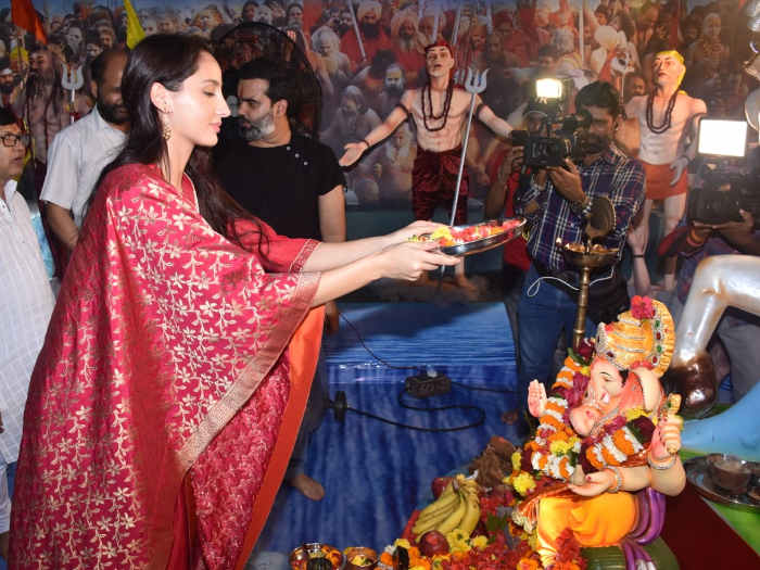 Ganpati Visarjan से पहले बप्पा के दर्शन करने पहुंचीं नोरा फतेही, देखें तस्वीरें