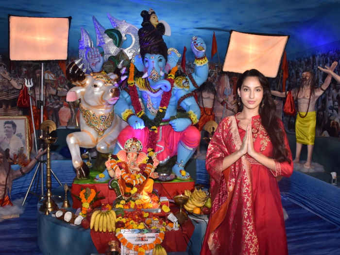 Ganpati Visarjan से पहले बप्पा के दर्शन करने पहुंचीं नोरा फतेही, देखें तस्वीरें