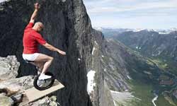 Are these the most daring tourists EVER Are these the most daring tourists EVER