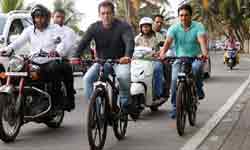 Salman Khan Cycles Past Shah Rukh Khan Mannat And Does The Unthinkable Salman Khan Cycles Past Shah Rukh Khan Mannat And Does The Unthinkable