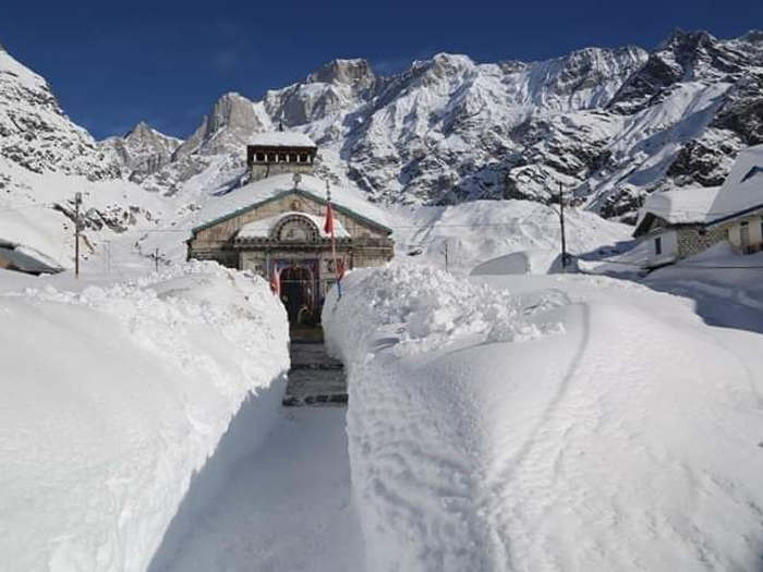 Photos: केदारनाथ से लेकर स्कींइग के स्वर्ग ऑली में जोरदार बर्फबारी, देखें ये खूबसूरत नजारे