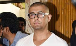 Sonu Nigam shaves off his hair after azaan row Sonu Nigam shaves off his hair after azaan row