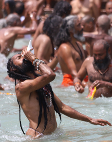 हरिद्वार कुंभ के पहले शाही स्नान पर 13 अखाड़ों के हजारों साधु-संतों ने गंगा में लगाई डुबकी  