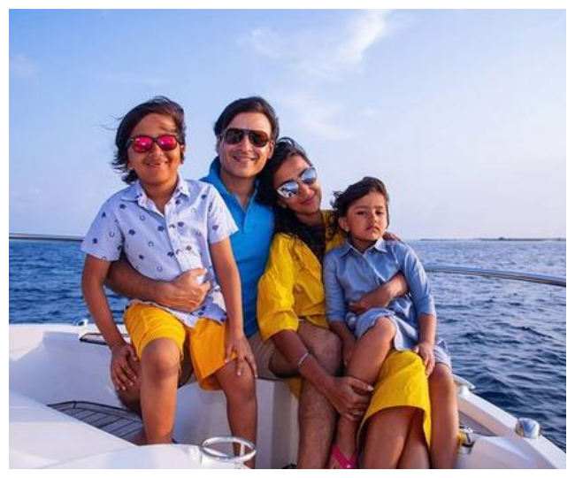 Vivek Oberoi परिवार संग मालदीव में मना रहे हैं छुट्टियां, खूबसूरत तस्वीरें हो रहीं वायरल  