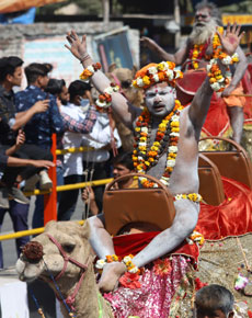 आसान नहीं होता नागा साधु बनना, छह साल तक देनी पड़ती है कड़ी परीक्षा; क्रोध को लेकर हैं कई किवंदतियां  
