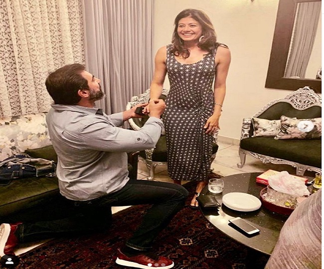 पूरे परिवार के सामने इस तरह नवाब शाह ने पूजा बत्रा को किया था प्रपोज़, देखें तस्वीरें  