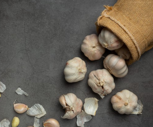 कई सारे रोगों का सटीक इलाज है लहसुन, रोजाना खाने से जल्द दिखेंगे फायदे  