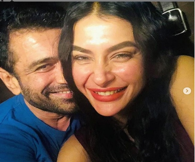 Eijaz Khan और पवित्रा पूनिया की रोमांटिक फोटोज़ सोशल मीडिया पर वायरल