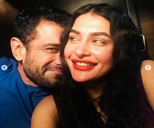 Eijaz Khan और पवित्रा पूनिया की रोमांटिक फोटोज़ सोशल मीडिया पर वायरल