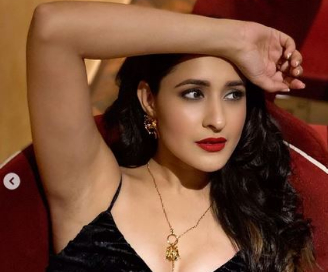 Pragya Jaiswal Photos : रियल लाइफ में बेहद हॉट हैं प्रज्ञा जायसवाल, देखें खूबसूरत तस्वीरें