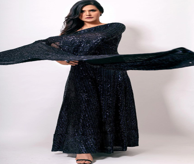 Zaneen Khan ने बाथटब में कराया फोटोशूट, सोशल मीडिया पर वायरल हुई तस्वीरें