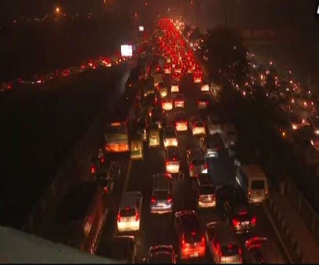 नए साल के पहले दिन महाजाम में फंसी दिल्ली, घंटों रेंगती रही गाड़ियां