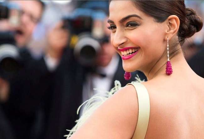 सोनम कपूर से जुड़ी इस ख़बर को अप्रैल फूल समझ कर भूल जाइये - sonam kapoor is not playing actress role in dutt biopic