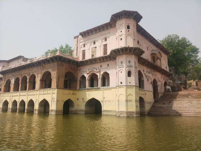 भले ही अब मथुरा के जलमहल में पुरानी रौनक नहीं रही लेकिन सौंदर्य फिर भी बरकरार