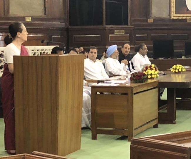 सोनिया गांधी को चुना गया कांग्रेस संसदीय दल का नेता, मनमोहन सिंह ने दिया प्रस्ताव...