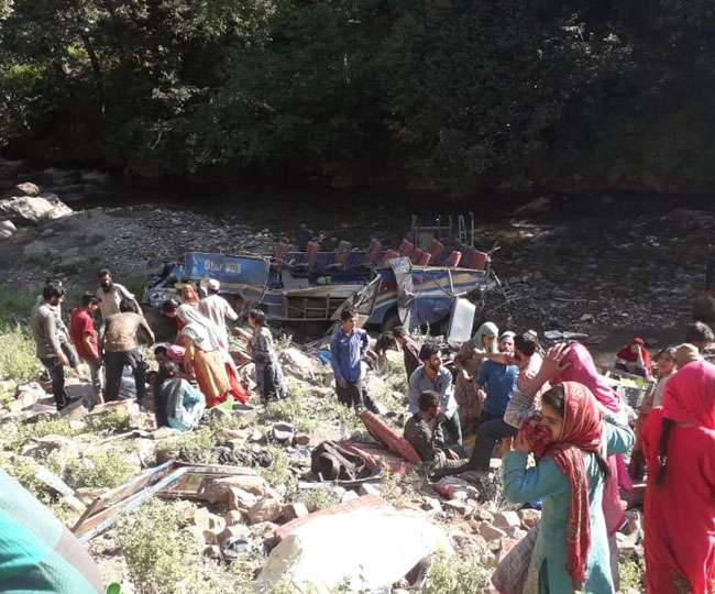 जम्मू कश्मीर: किश्तवाड़ में बड़ा सड़क हादसा, खाई में गिरी मिनी बस, 33 लोगों की मौत, 22 घायल