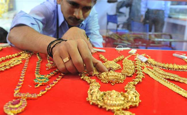 Gold Rate Today: à¤à¤ à¤à¤¾à¤à¤¦à¥ मà¥à¤ à¤à¤ à¤à¤¬à¤°à¤¦à¤¸à¥à¤¤ à¤à¤¿à¤°à¤¾à¤µà¤ à¤à¤° सà¥à¤¨à¥ à¤à¥ à¤à¤¤à¤¨à¥ बढ़ à¤à¤ दाम