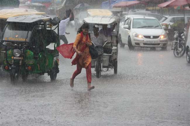 Weather Update: अगले 24 घंटों में बदल सकता है मौसम का मिजाज, होगी बारिश;  गिरेगा पारा - Rain in Delhi and NCR brings relief from scorching heat  common man issues