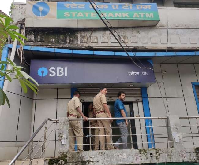 गोरखपुर में एसबीआई का एटीएम तोड़कर 743 लाख ले उड़े चोर Gorakhpur News -  Seven lakh theft by breaking SBI ATM in Gorakhpur