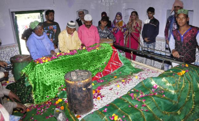 Gyrino Dargah On The Sheet Carried Sought Dua