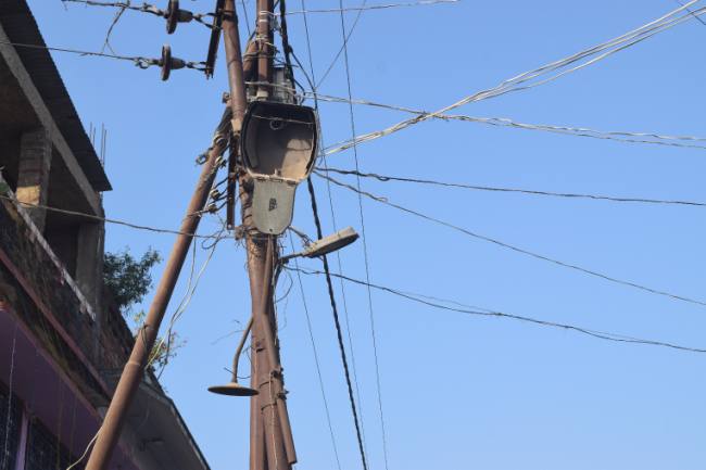 लाखों के लगे हैं लाइट फिर भी शहर में अंधेरे का साम्राज्य