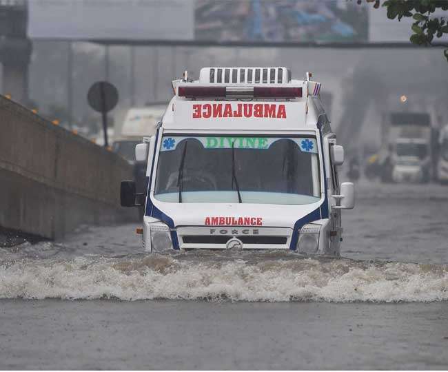 Mumbai Rains: प्रलयंकारी बारिश के कारण पटरी से उतरी मुंबई, रेल, हवाई सेवा और सड़क परिवहन पर बुरा असर