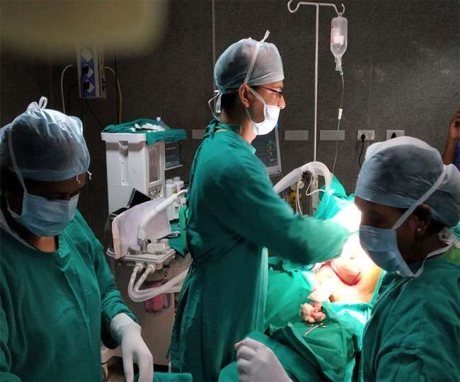 Cancer Treatment in RIMS: 6 साल इंतजार के बाद शुरू हुई कैंसर की सर्जरी, महिला के ब्रेस्ट कैंसर का ऑपरेशन - Cancer Treatment and surgery likely to starts today in RIMS Ranchi Jharkhand