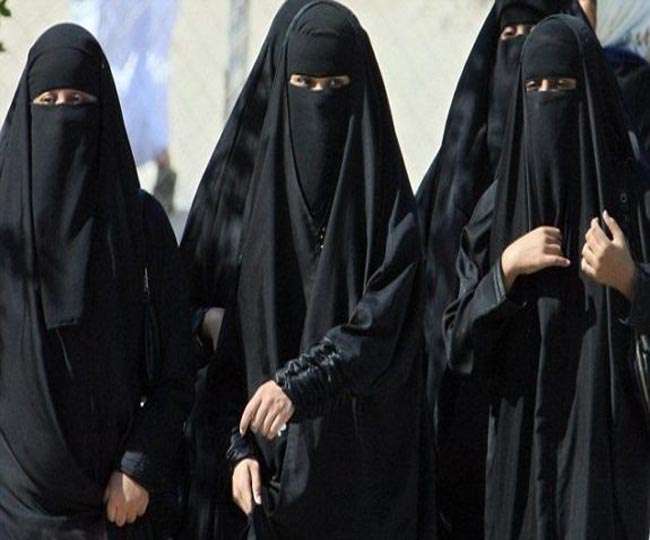 हिजाब नहीं पहनने पर 29 महिलाएं गिरफ्तार, सड़क पर उमड़ा जनसैलाब - Women  protesting against hijab in Iran and 29 arrested