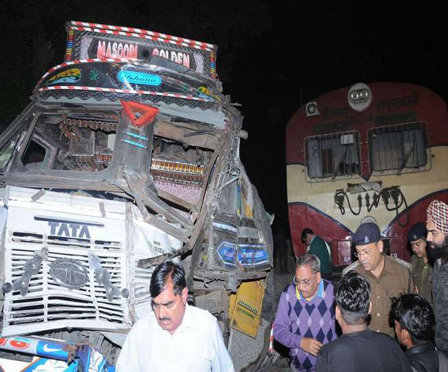 उत्तर प्रदेश में फिर तेज रफ्तार ट्रेन से टकराया ट्रक, अब तक दो लोगों की मौत