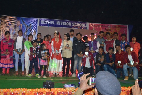 सर्वश्रेष्ठ कलाकारों को किया गया सम्मानित