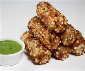 व्रत के दौरान स्वाद और सेहत दोनों को रखें बरकरार टेस्टी 'साबुदाना-आलू रोल्स' के साथ