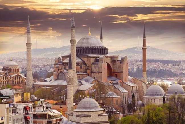 Istanbul nearly a ghost town as tourists stay away