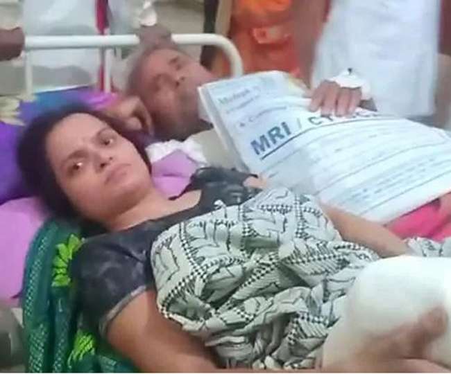 अस्पताल ने महिला और पुरुष को एक ही स्ट्रेचर शेयर करने पर किया मजबूर, Video हुआ वायरल