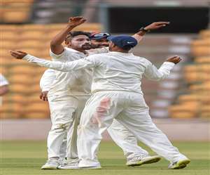IND A vs SA A अनाधिकारिक टेस्ट: सिराज की घातक गेंदबाजी, मेहमान ने पहले दिन गंवाए 8 विकेट