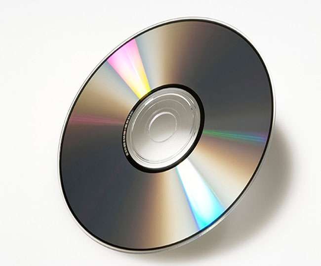 Компакт – диск, Compact Disc (CD). CD (Compact Disc) — оптический носитель. Оптические диски (CD-ROM, DVD-ROM, Blu-ray Disc). CD (Compact Disk ROM) DVD (Digital versatile Disc).