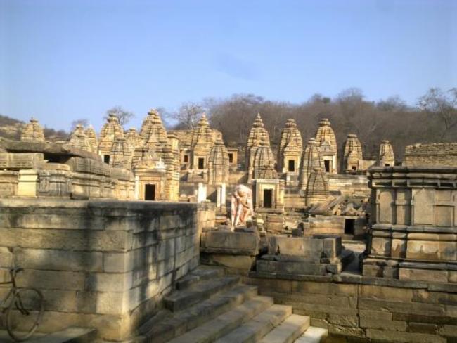 बटेश्वर के वो प्राचीन मंदिर, जिन्हें डाकुओं ने उजाड़कर फिर से बनाया