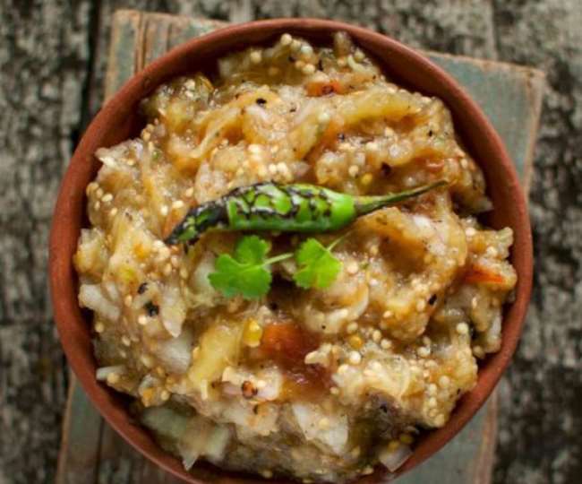 खाने से रोक नहीं पाएंगे देसी स्टाइल में बना टेस्टी 'आलू-बैंगन चोखा'