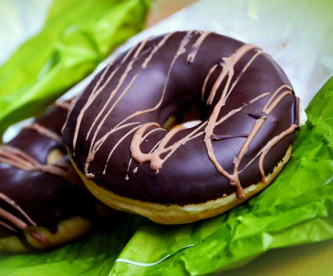 घर में ऐसे आसान तरीके से बनाएं डिलीशियस 'चॉकलेट डोनट'