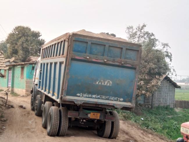 रात में खुलेआम दौड़ती है ओवरलोडेड ट्रकें