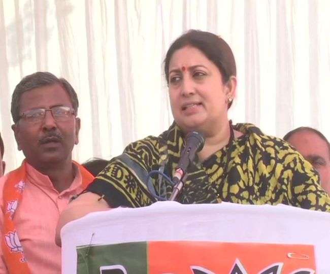 2019 का चुनाव गौरव का चुनाव, गोद लिया गांव नहीं संभाल पाए वो तो देश क्या संभालेंगे : स्मृति ईरानी