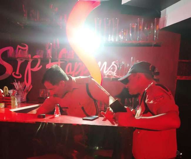 शहर के हुक्का बारों में छापे, कई युवकयवतियां नशे में मिले